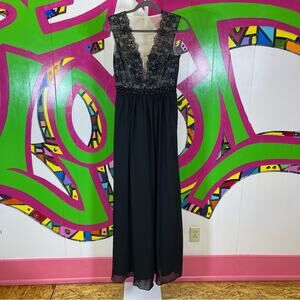 Bee Darlin, Sleeveless Lacey Dress. Size 5/6. In good used condition!